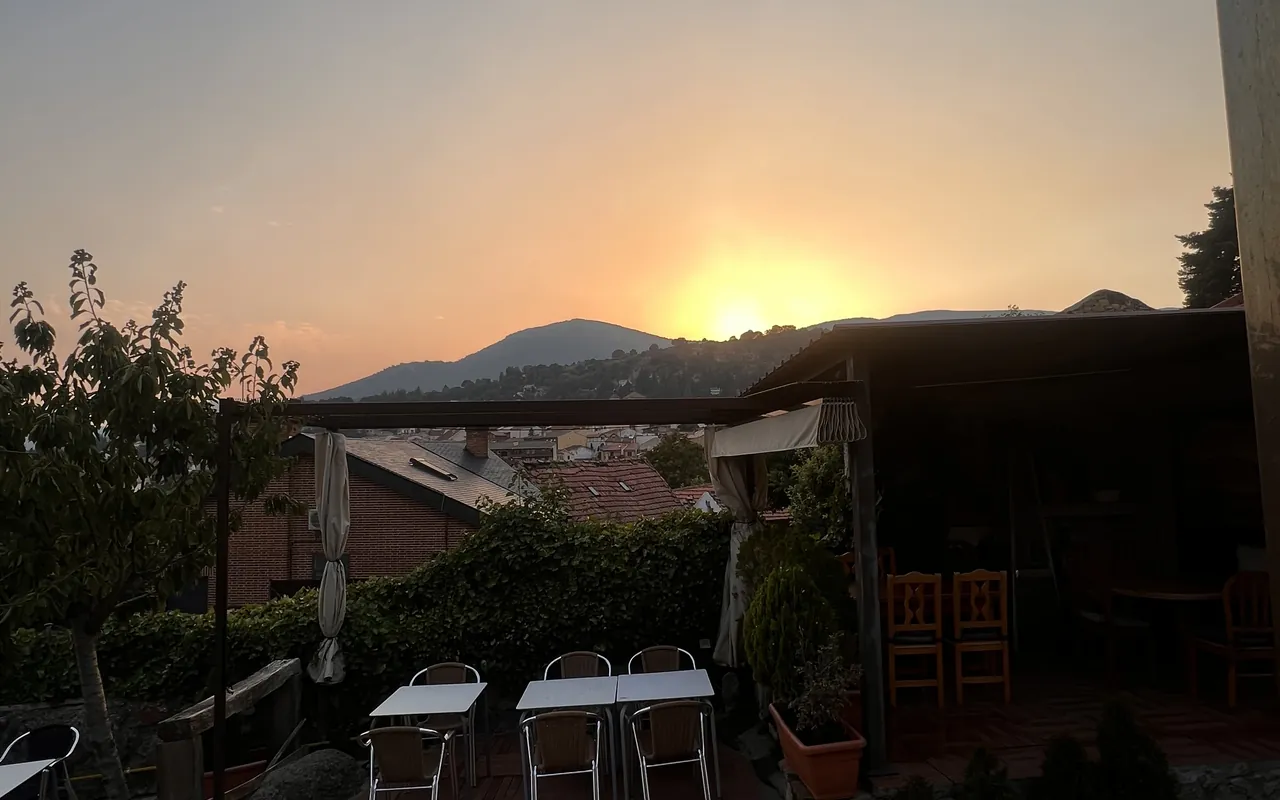Puesta de sol sobre la Sierra de Guadarrama desde la terraza de El Rancho de Javi