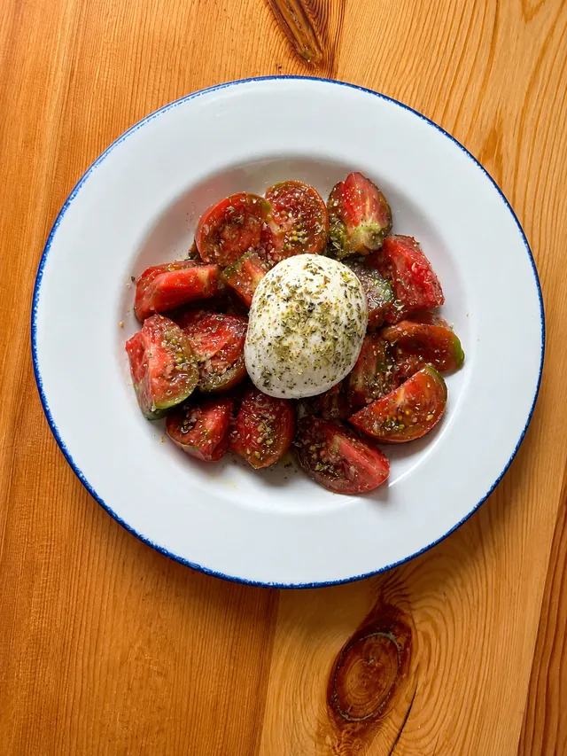 Tomate de temporada con burrata fresca y orégano